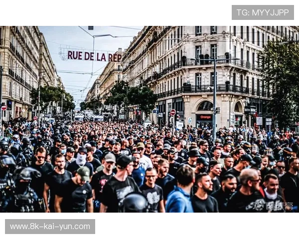 马赛主场球迷高呼“国王万岁”，致敬奥巴梅扬