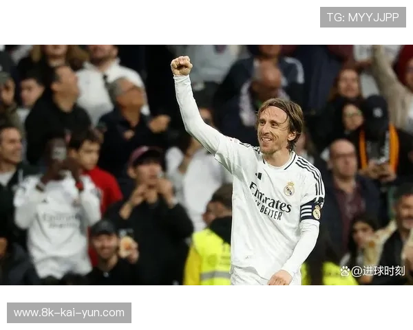 终场哨响,克罗地亚老将莫德里奇跪地掩面,皇马艰难取胜